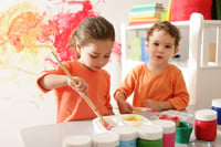 Kinder malen gemeinsam in einer Betreuungseinrichtung