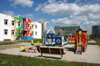 Außenbereich einer modernen Kindertagesstätte