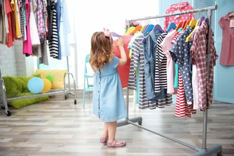 Kinder richtig anziehen: praktisch statt kompliziert