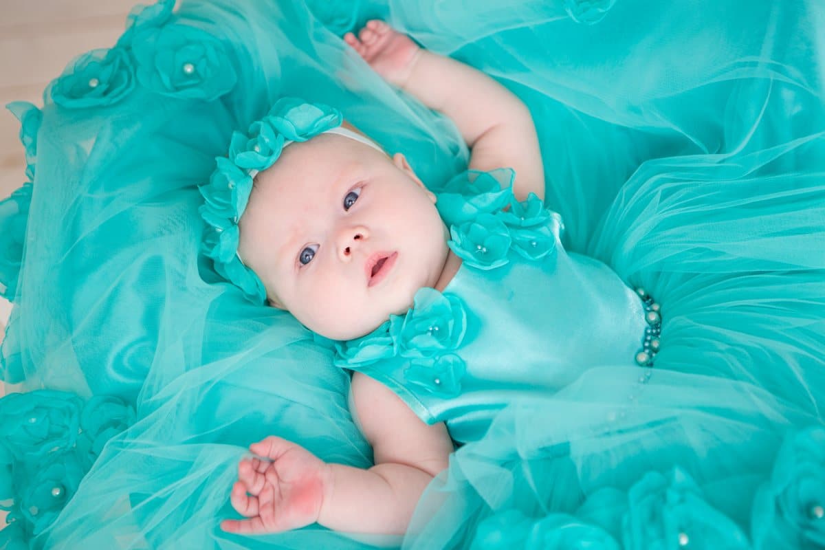 Ein Babykleid in hellblau lässt Dein Baby erstrahlen!