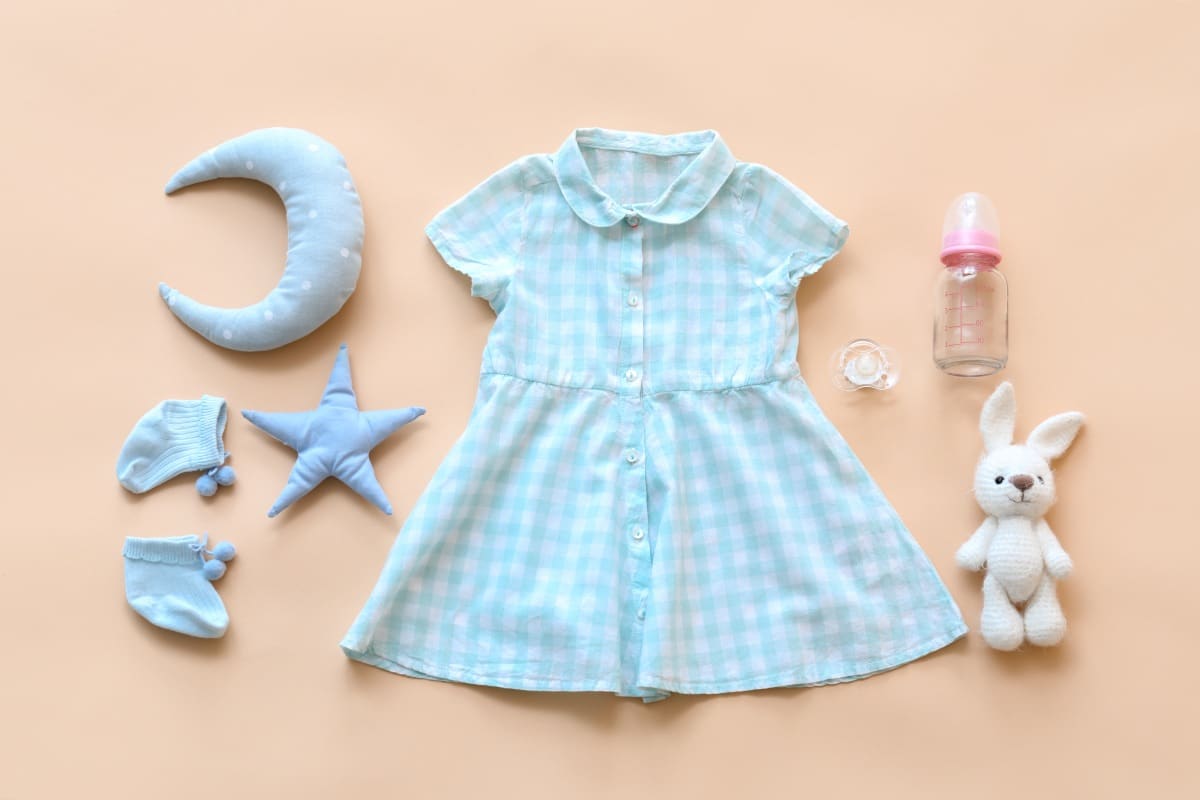 Ein blaues Sommerkleid für Babys gibt es in verschiedenen Ausführungen.