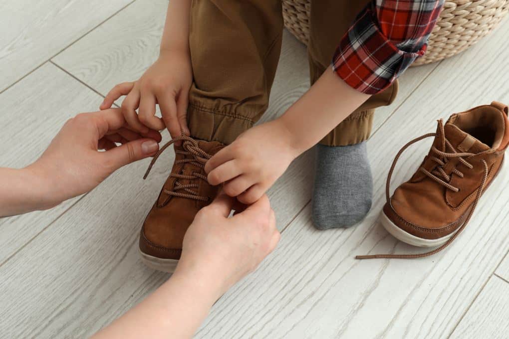 Dein Kind kann lernen, die Schuhe selbst zu binden.