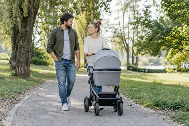 Symbolbild: Mit Kinderwagen im Park unterwegs