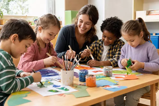 Allgemeines Beispielbild: Kinder basteln und malen gemeinsam in einer Kita