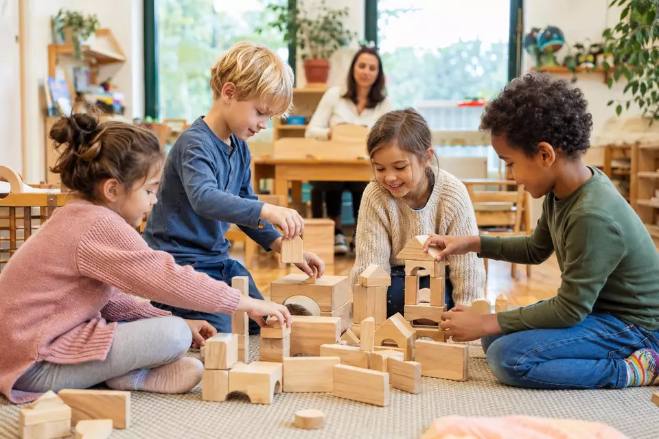 Pädagogische Fachkraft mit Kindern in einer Kita