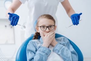Kind hat Angst vor Zahnarzt