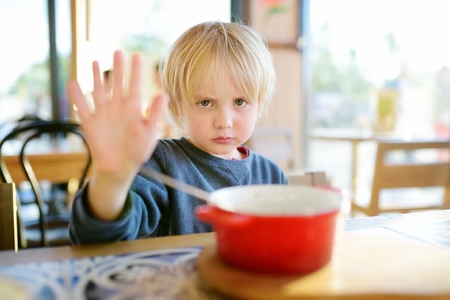Mein Kind isst nicht, was tun bei wählerischen Essern?