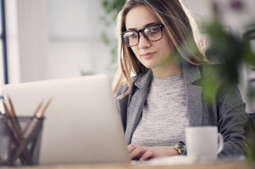 Frau arbeitet an Computer