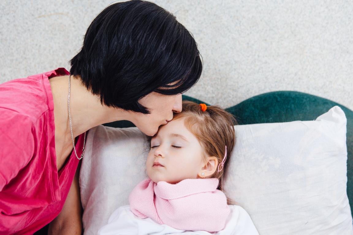 Pfeiffersches Drüsenfieber bei Kindern: Daran erkennen Sie den Epstein-Barr-Virus Mama küsst kind auf stirn