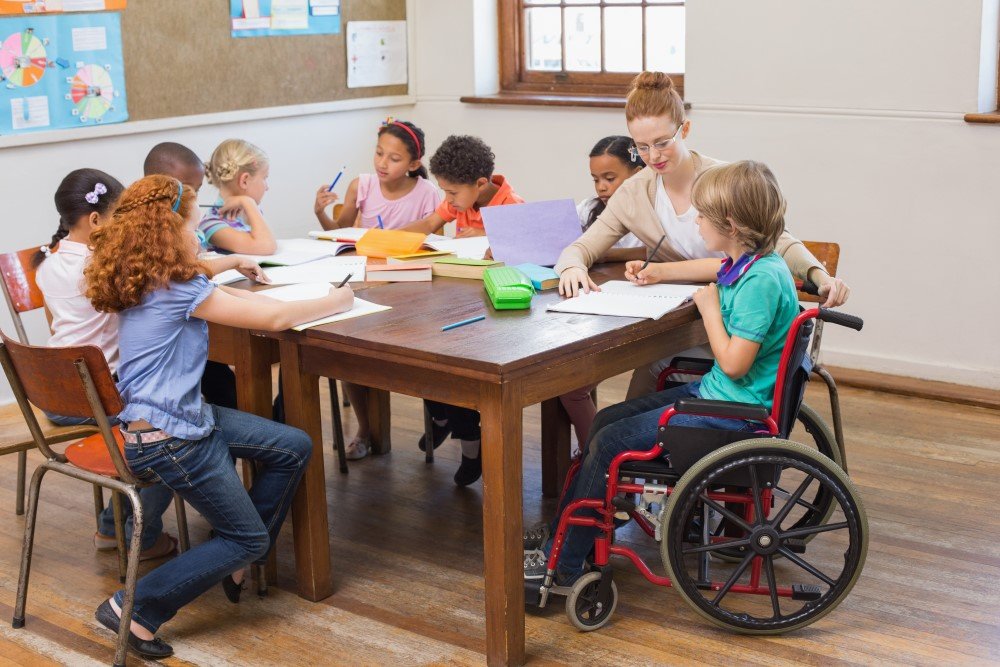 Kind mit Rollstuhl im Kindergarten