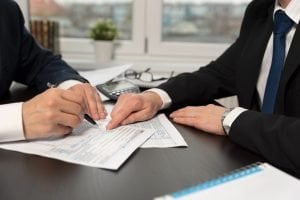 Steuerberater und Selbstständige an Tisch zur Planung