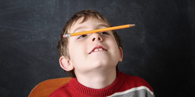 Junge übt Konzentration mit Stift