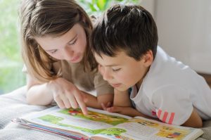 geschwister lernen zusammen lesen
