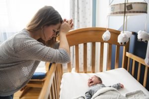Kind weint entgegen des Attachment Parenting im eigenen Bett