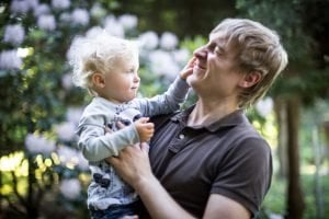 alleinerziehender vater mit kleinem kind
