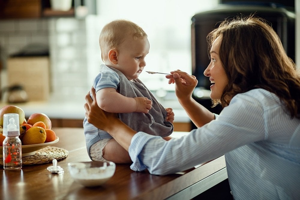 eine mutter fuettert ihr baby