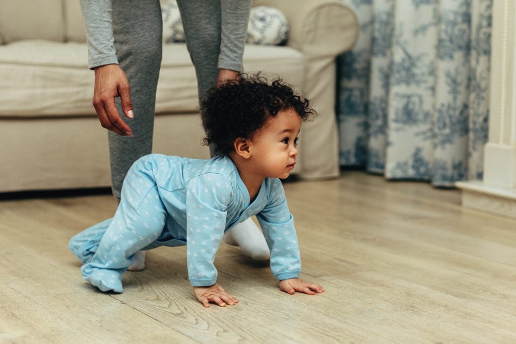 baby krabbelt