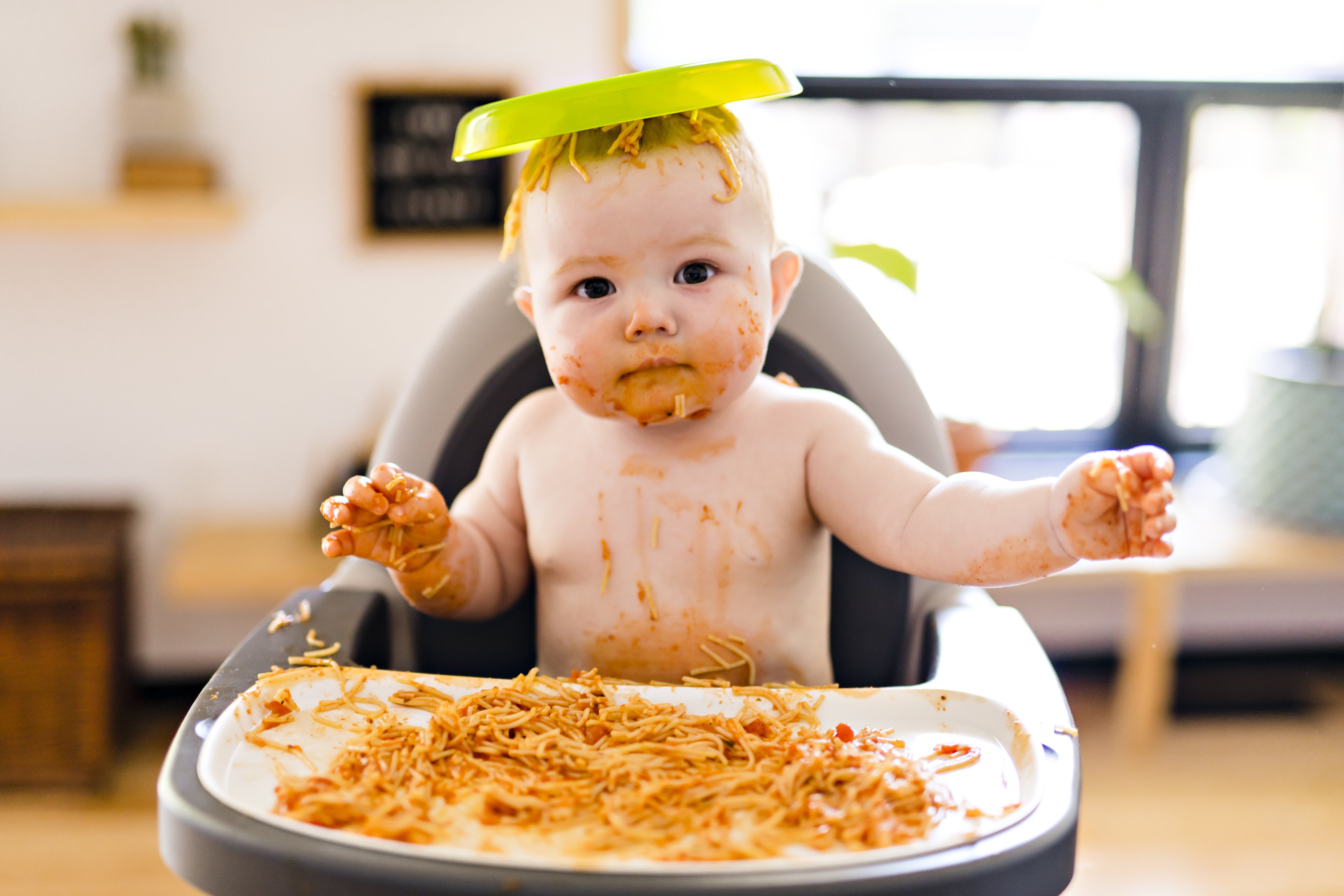 Kleines Kind isst Spaghetti