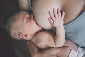 Baby saugt an der Brust