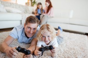 Kind und Vater spielen computerspiele
