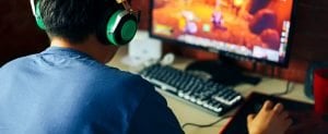 Junge beim Computerspielen