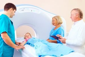 Kind bei einer CT-Untersuchung