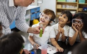 ein lehrer macht mit schuelern ein experiment