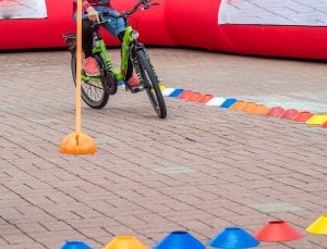 ein kind in einem fahrradparcours