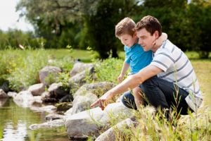 Vater und Sohn schauen ins Wasser