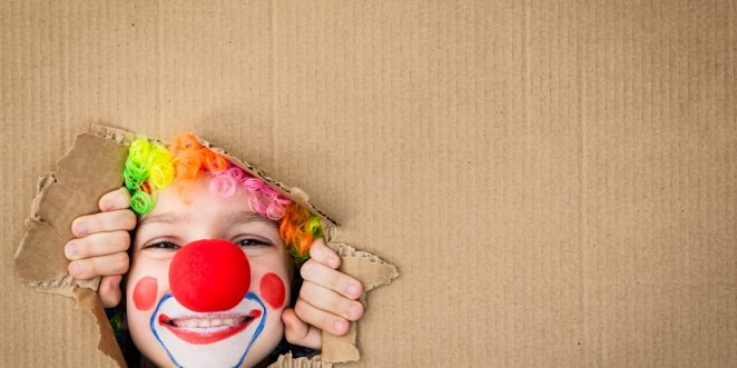 Kind als Clown verkleidet