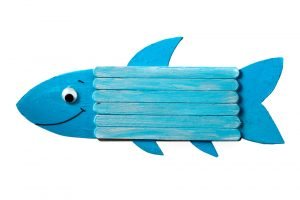 ein selbst gebastelter blauer fisch