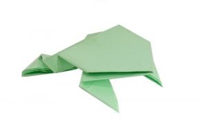 einen frosch aus papier mit kindern basteln