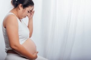 schwangere frau hat angst vor der anstehenden geburt