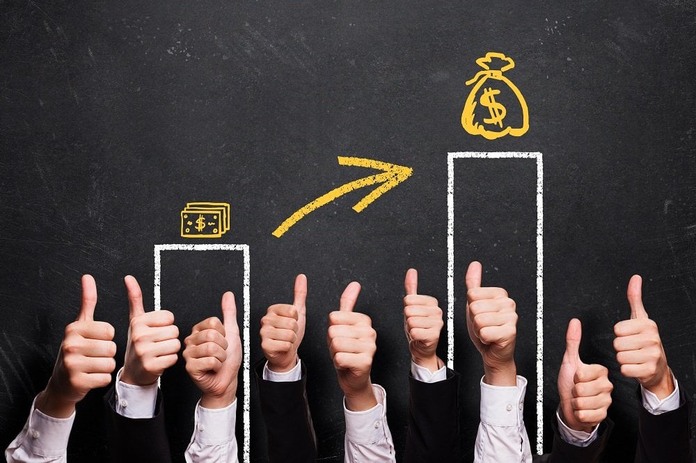 daumen hoch zu mehr Geld verdienen
