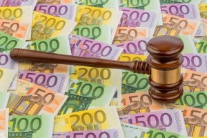 Richterhammer und Euro-Geldscheine