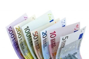Eine Reihe von Euro-Geldscheinen auf weißem Hintergrund