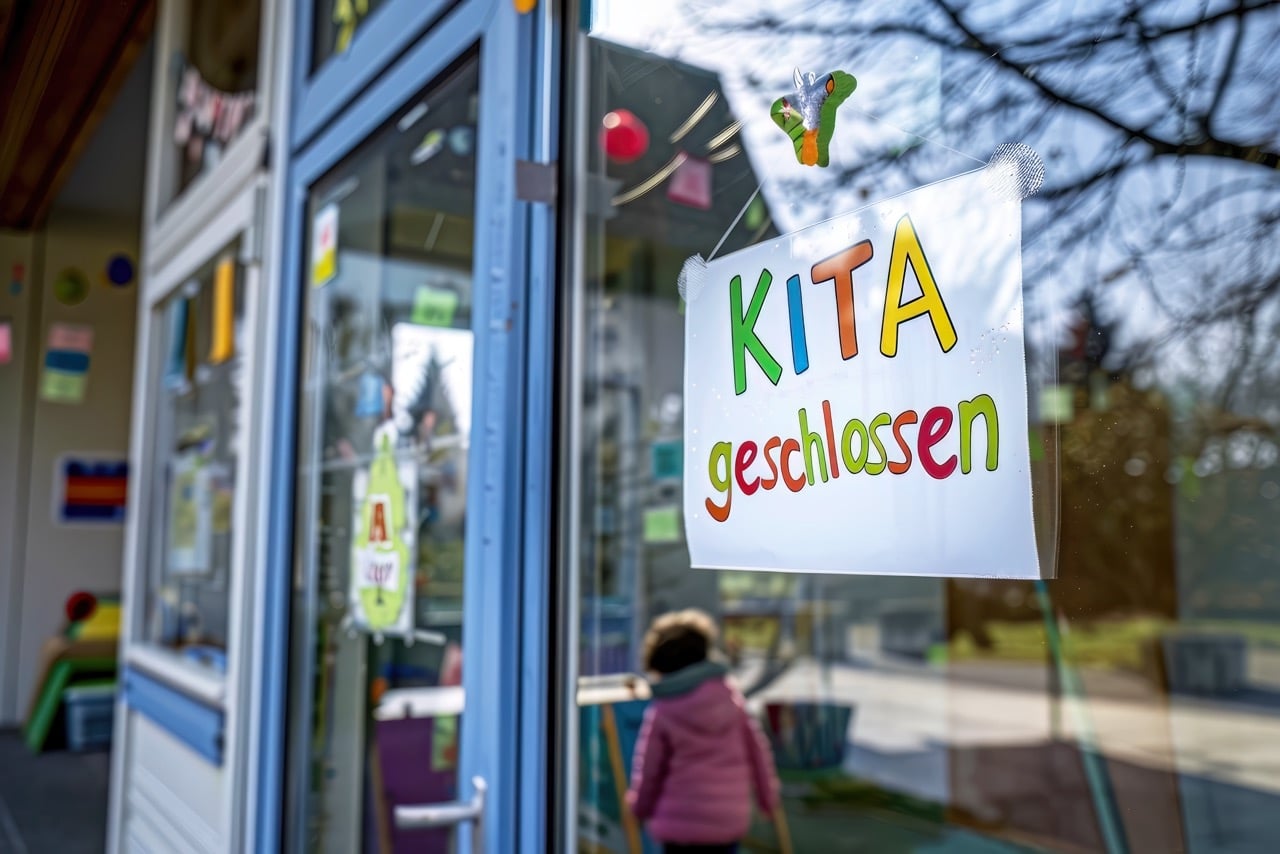 Wenn die Kita schließt: Schließtage und Notbetreuung kita-geschlossen-aushang