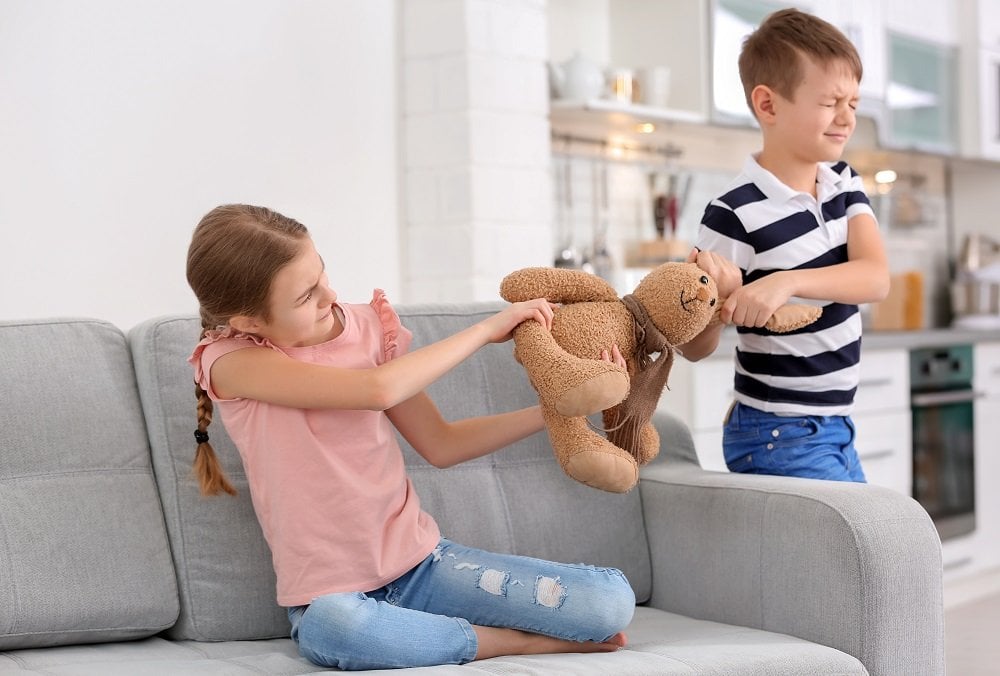 Streit unter Kindern: Wann Eltern wirklich eingreifen sollten Bruder und Schwester streiten