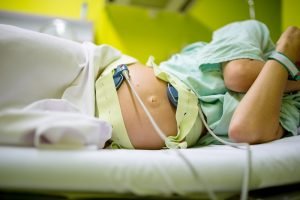 schwangere frau an ctg im krankenhaus