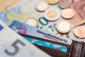 gesundheitskarte und bargeld