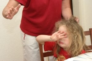 Elternteil schlägt Kind