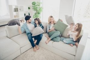 ein familie bei einer kissenschlacht