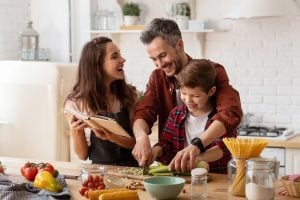 glueckliche familie lacht zusammen