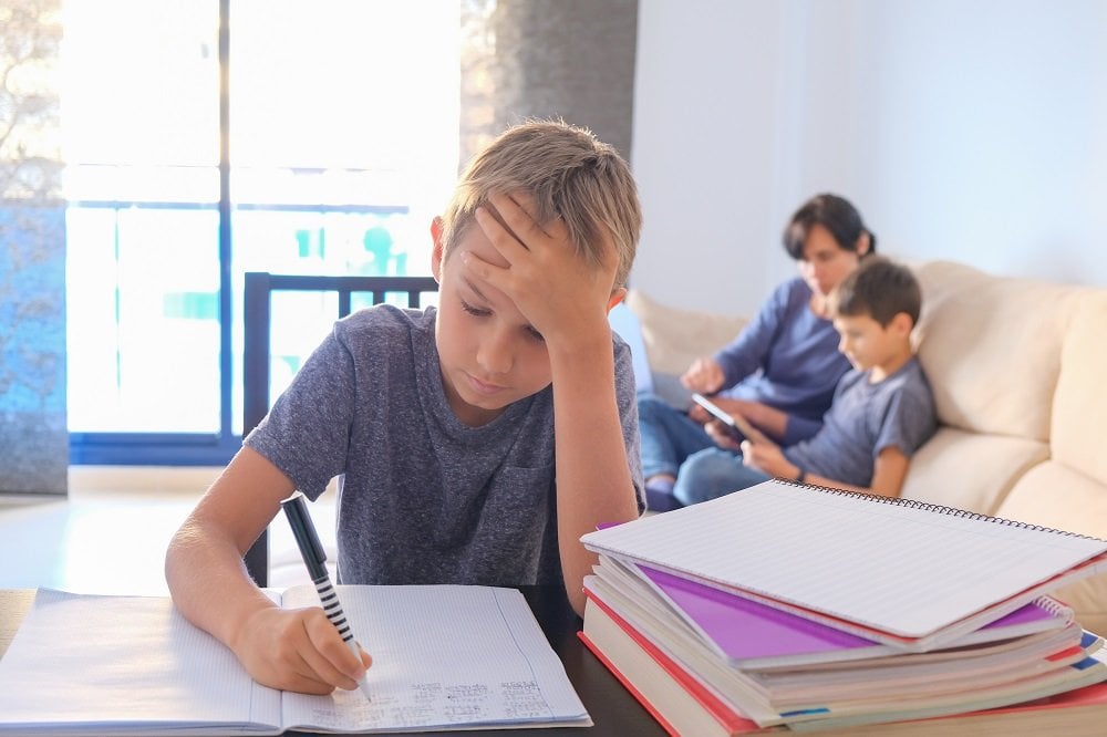 junge kann sich nciht konzentrieren, da andere personen im raum sind