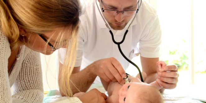 Ärzte untersuchen Baby