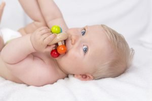 baby ertastet holzspielzeug mit mund