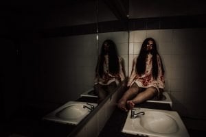 Frau liegt blutend in der Ecke