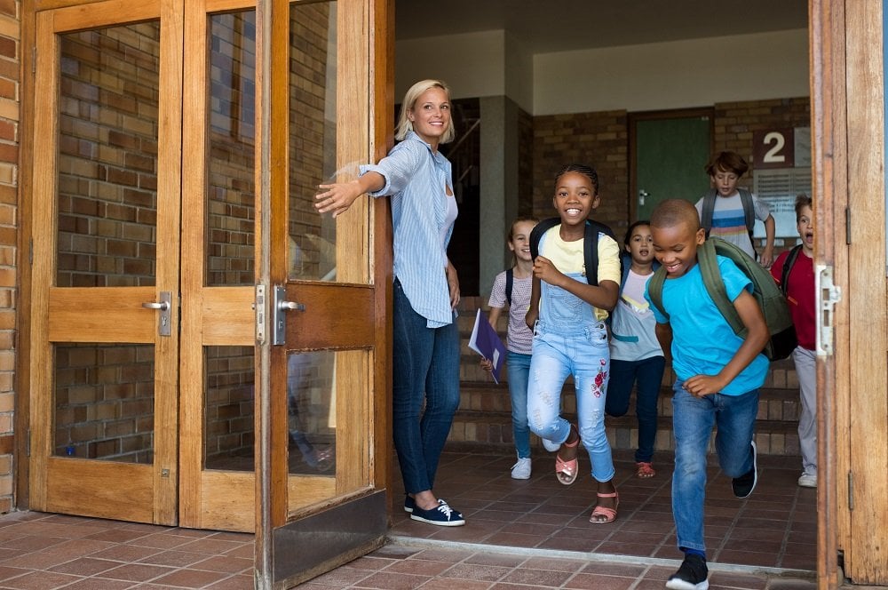 kinder rennen aus der schule
