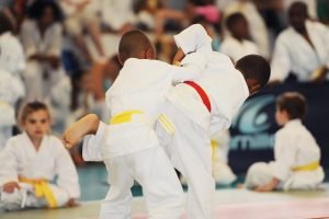 kinder beim judotraining
