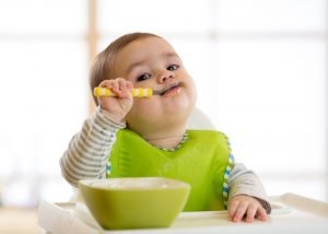 ein kind isst mit 15 monaten selbststaendig